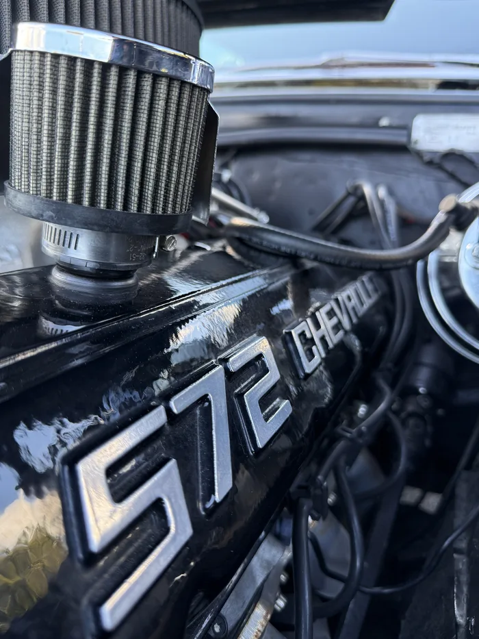 Chevrolet 572 engine with chrome valve cover and air cleaner